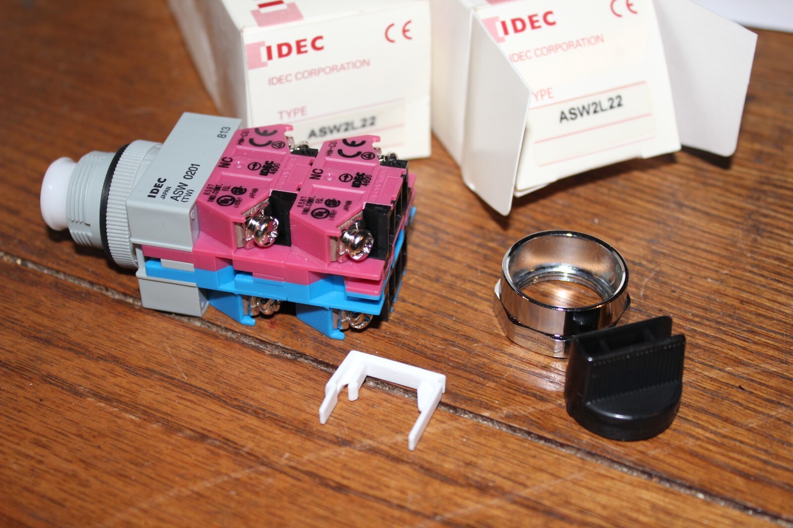 NEW IDEC ASW2L22 SELECTOR 2 POS SWITCH TW SERIES MAX VOLTAGE 600 VAC, 600 VDC
