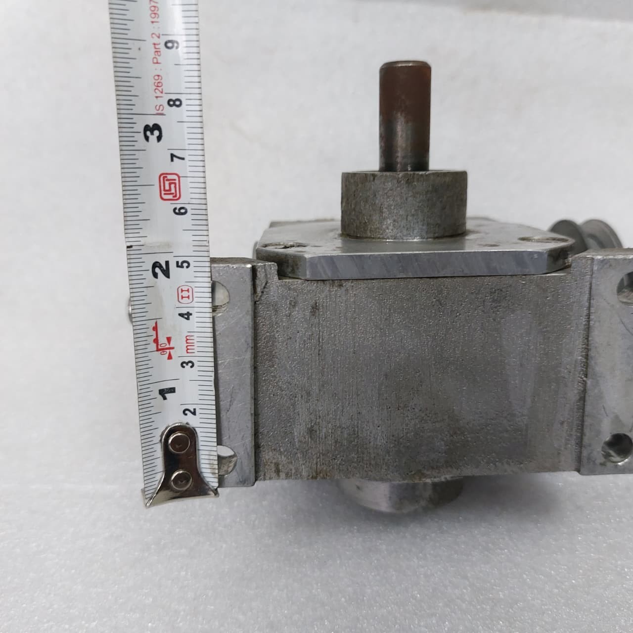 GEAR BOX (SPEED REDUCER) GEAR RATIO 17/1 .. IN SHAFT SIZE 10. MM OUTPUT 12.MM
