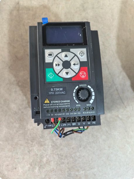 1Pcs Used inverter HD09-2S0P7G-S-YX 0.75KW 220V