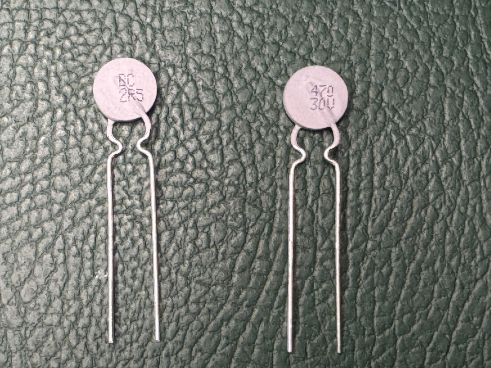 250 PCS PTCCL09H471DBE VISHAY PTC Thermistor 30V 2.5 Ohm R25 Dm=8.5mm Int 470mA