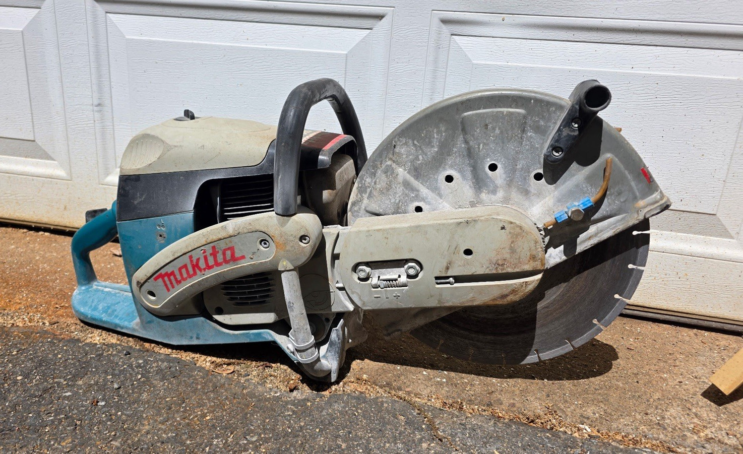 Makita DPC 7311 Gas Handheld Cut-Off Concrete Saw, 14″ Max Blade