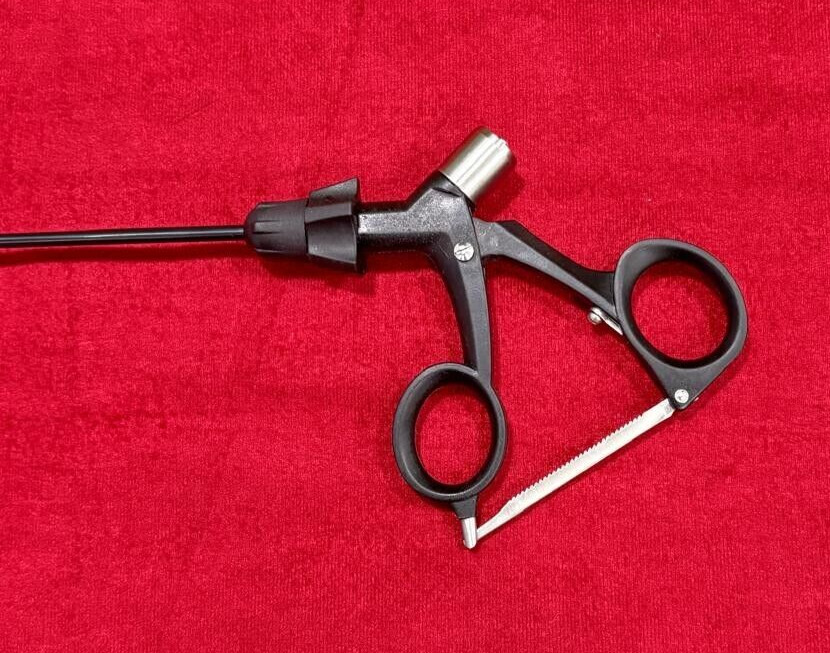 Laparoscopic Fenestrated Grasping Forceps 5mm For Laparoscopic Surgery