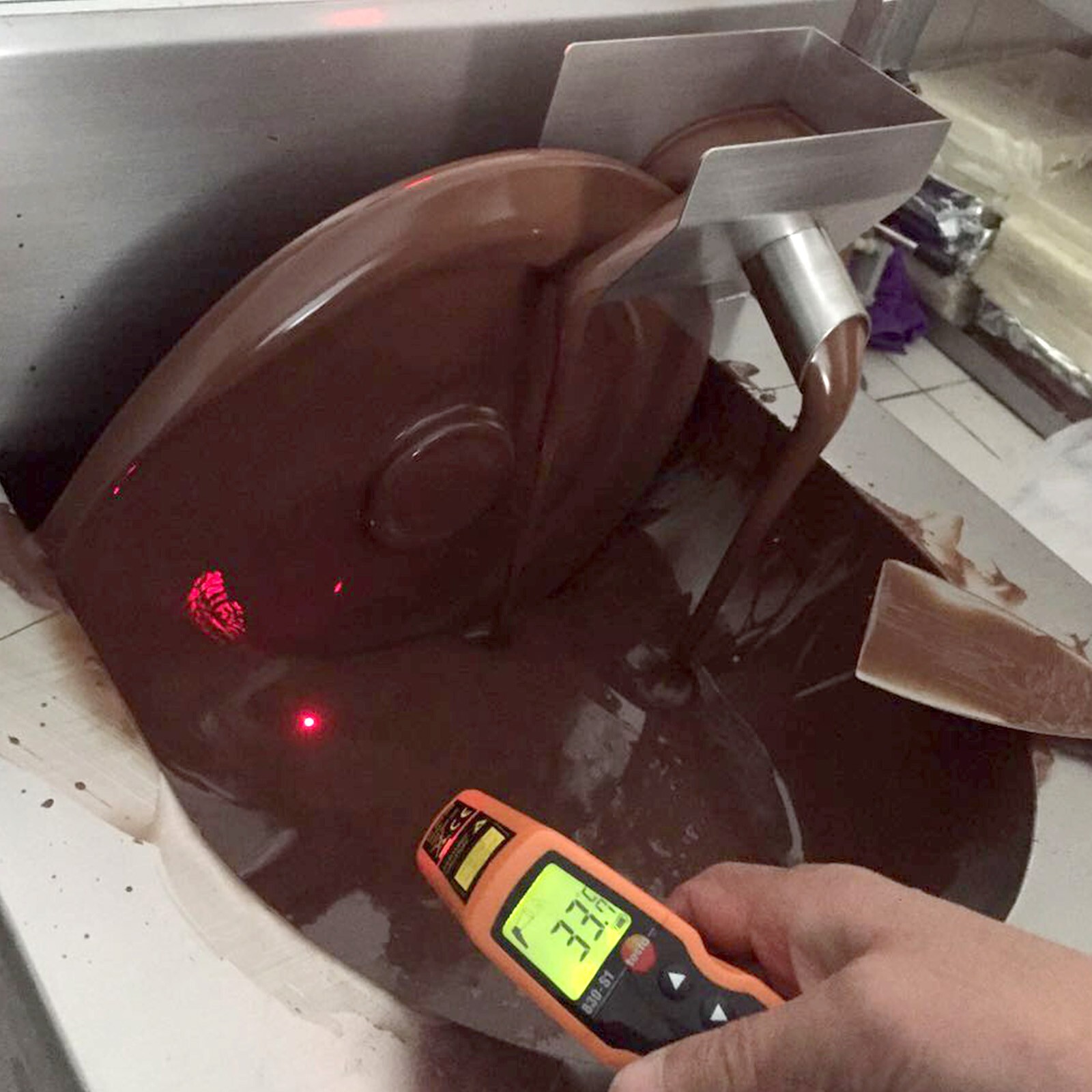 Commercial Tabletop Vibration 8kg/batch Chocolate Melting Tempering Machine 110V
