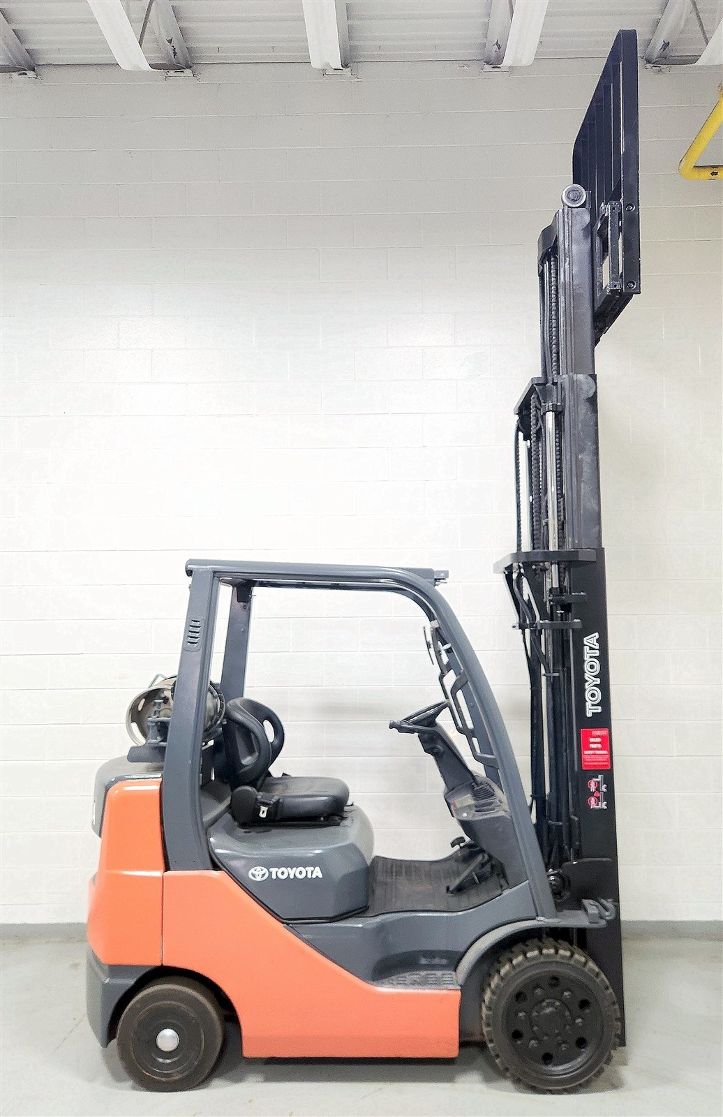 TOYOTA 5000 LB LPG FORKLIFT 5,000 LB 8FGCU25 SIDE SHIFT