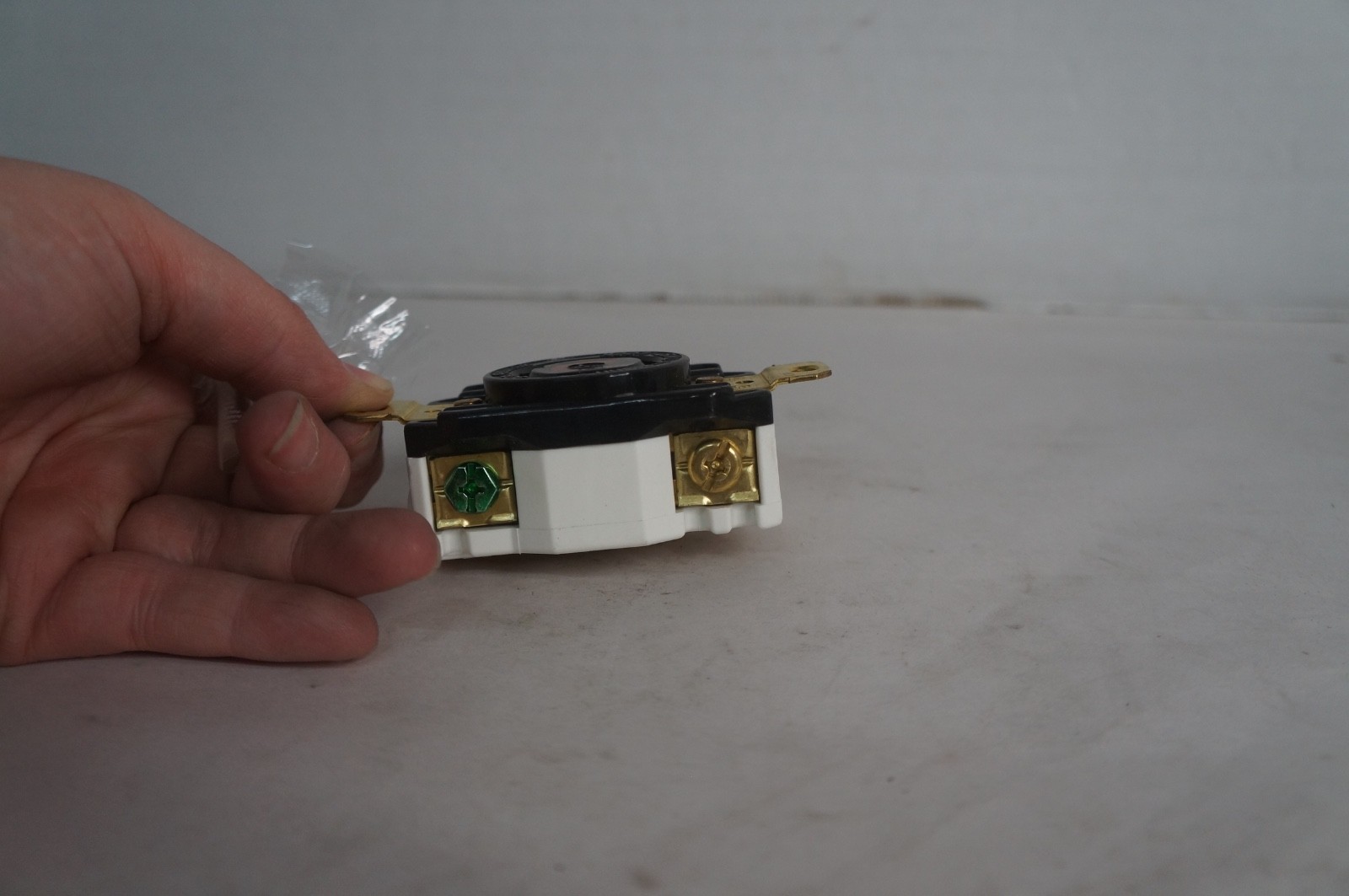 Hubbell HBL2730 Twist Lock Receptacle L16-30R 30A 480V 3P4W NOS