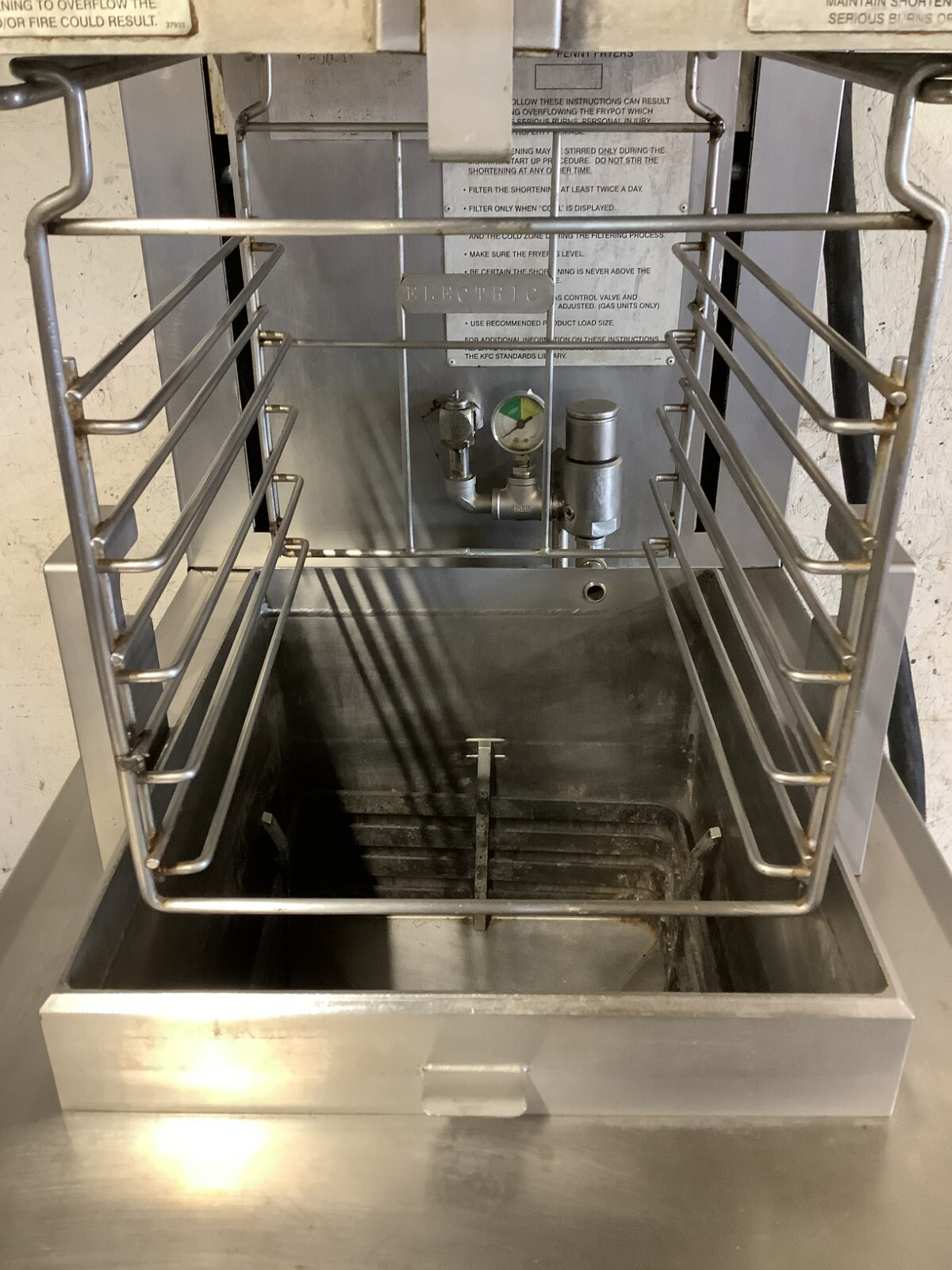 HENNY PENNY PFE590 8-head Pressure Fryer With Oil Filtration 208V 3Ph Tested