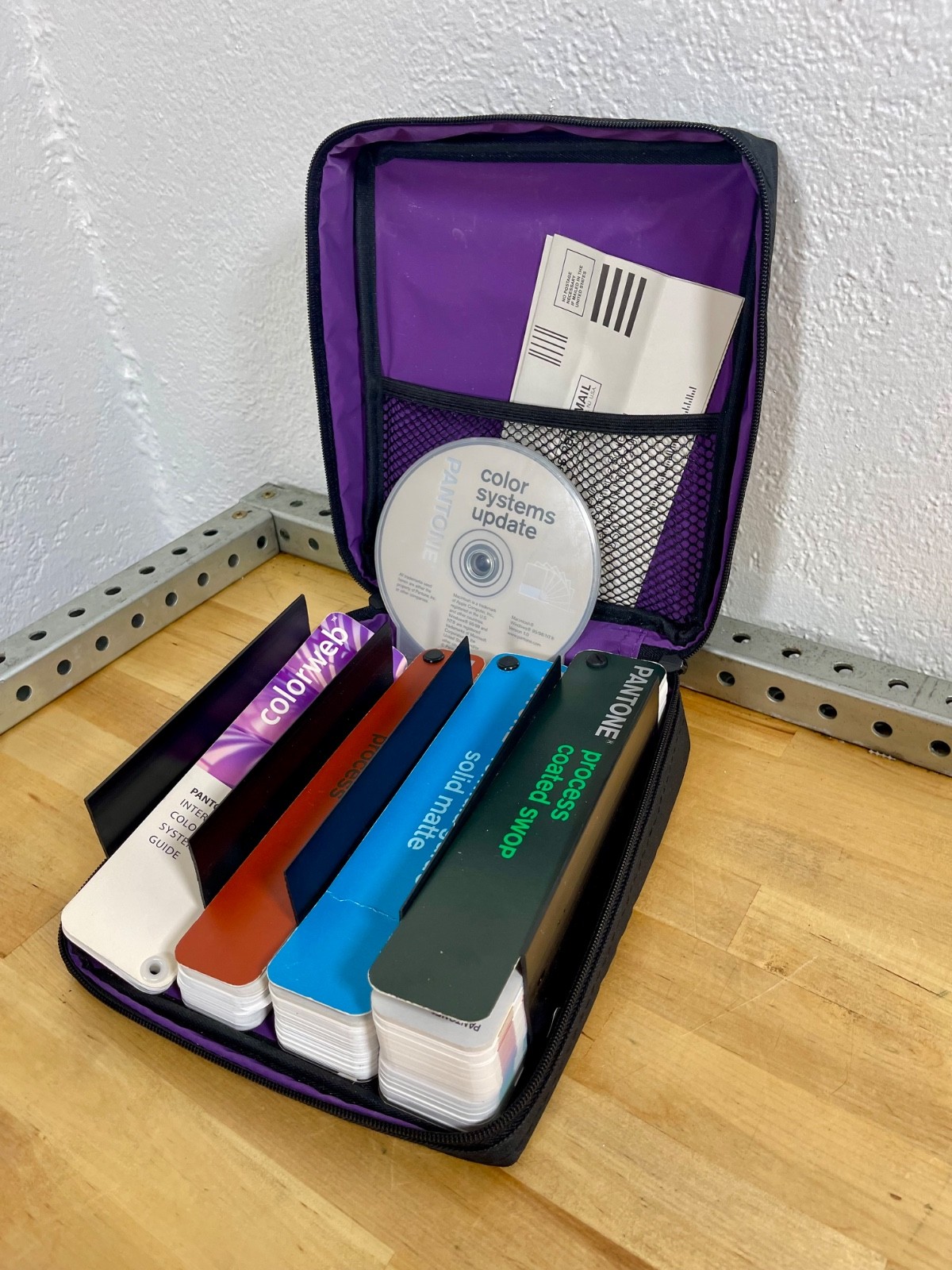 Pantone Ultimate Color Survival Guide Kit / includes 4 Color Guides w/ Software