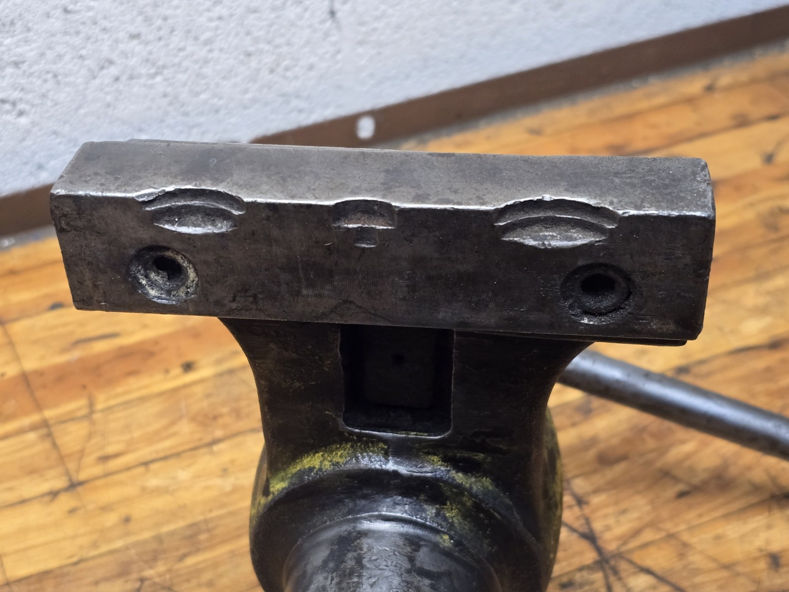 Wilton Tradesman Bullet 1760 6″ Jaw Bench Vise Swivel Base 66 Pounds