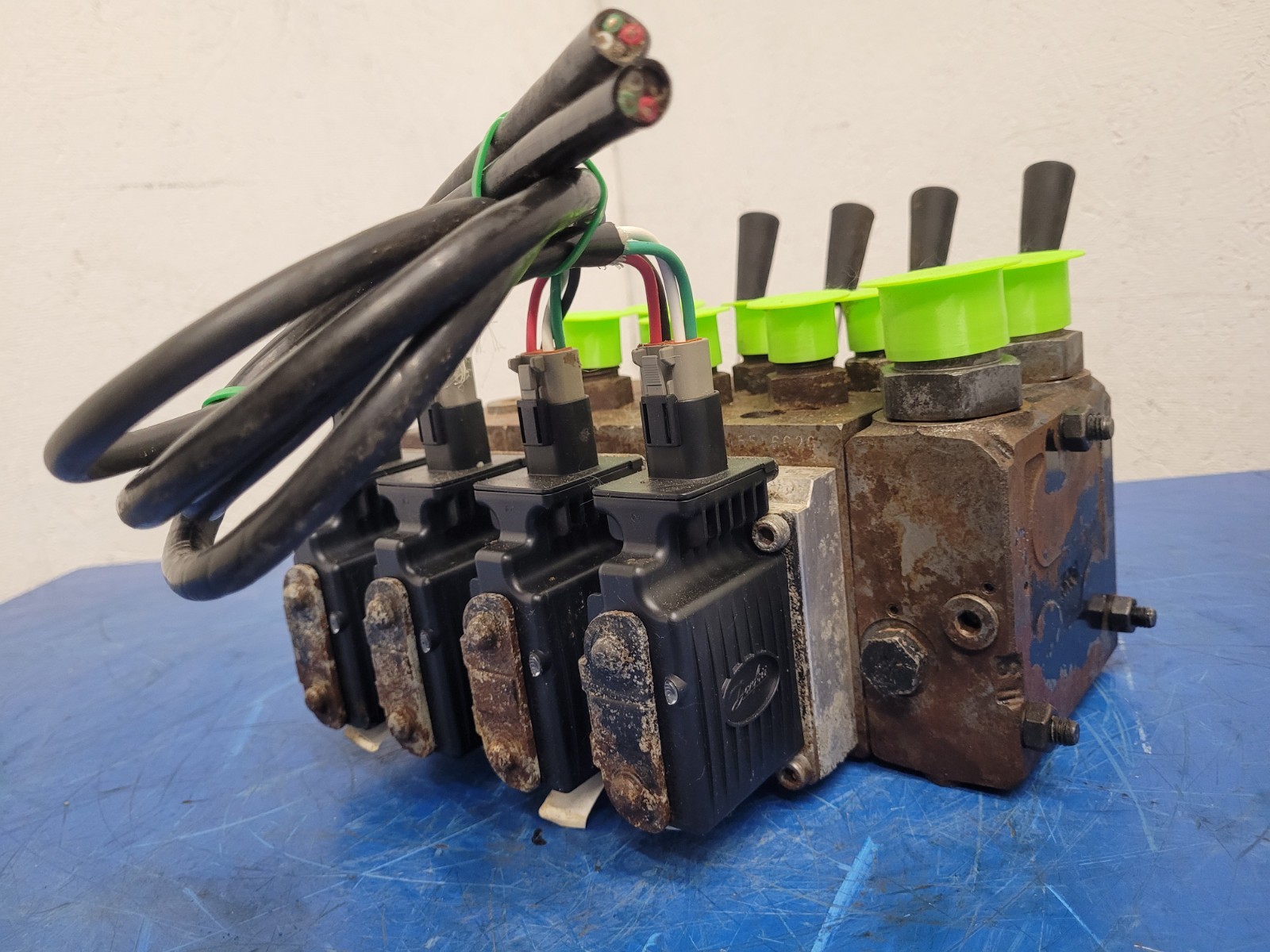 Danfoss PVG 32 4 x Proportional Hydraulic Valve Block 159B5171 Servo Valves