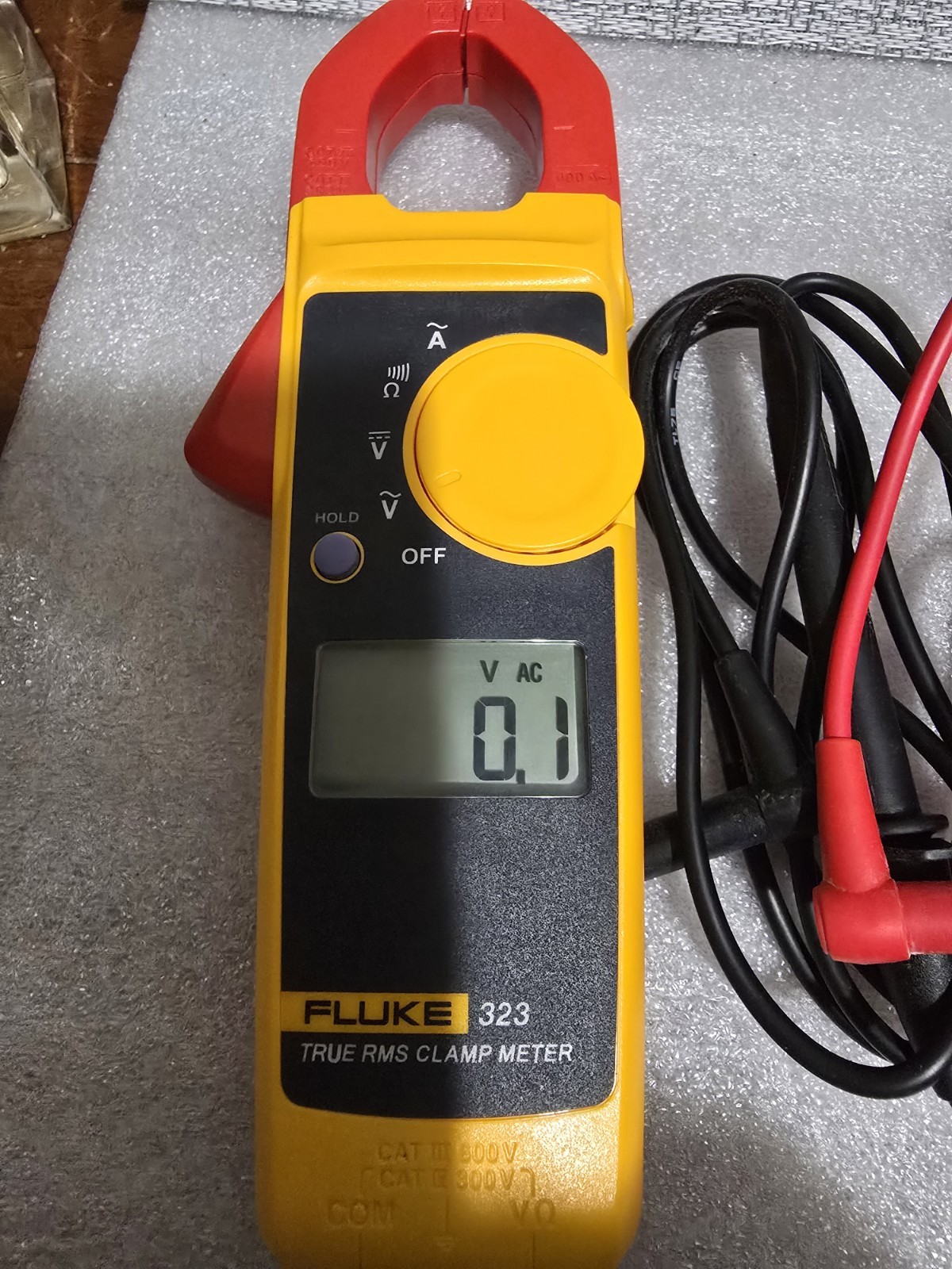 Fluke 323 True RMS Clamp Meter CAT III 600V 400A 4000 Count w/ Leads Case