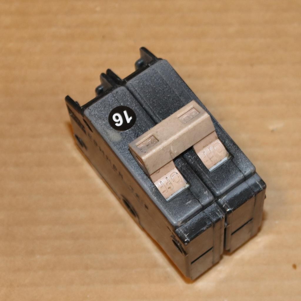 One Cutler Hammer CH230 Metal Foot 2 Pole 30 Amp Circuit Breaker BK#16