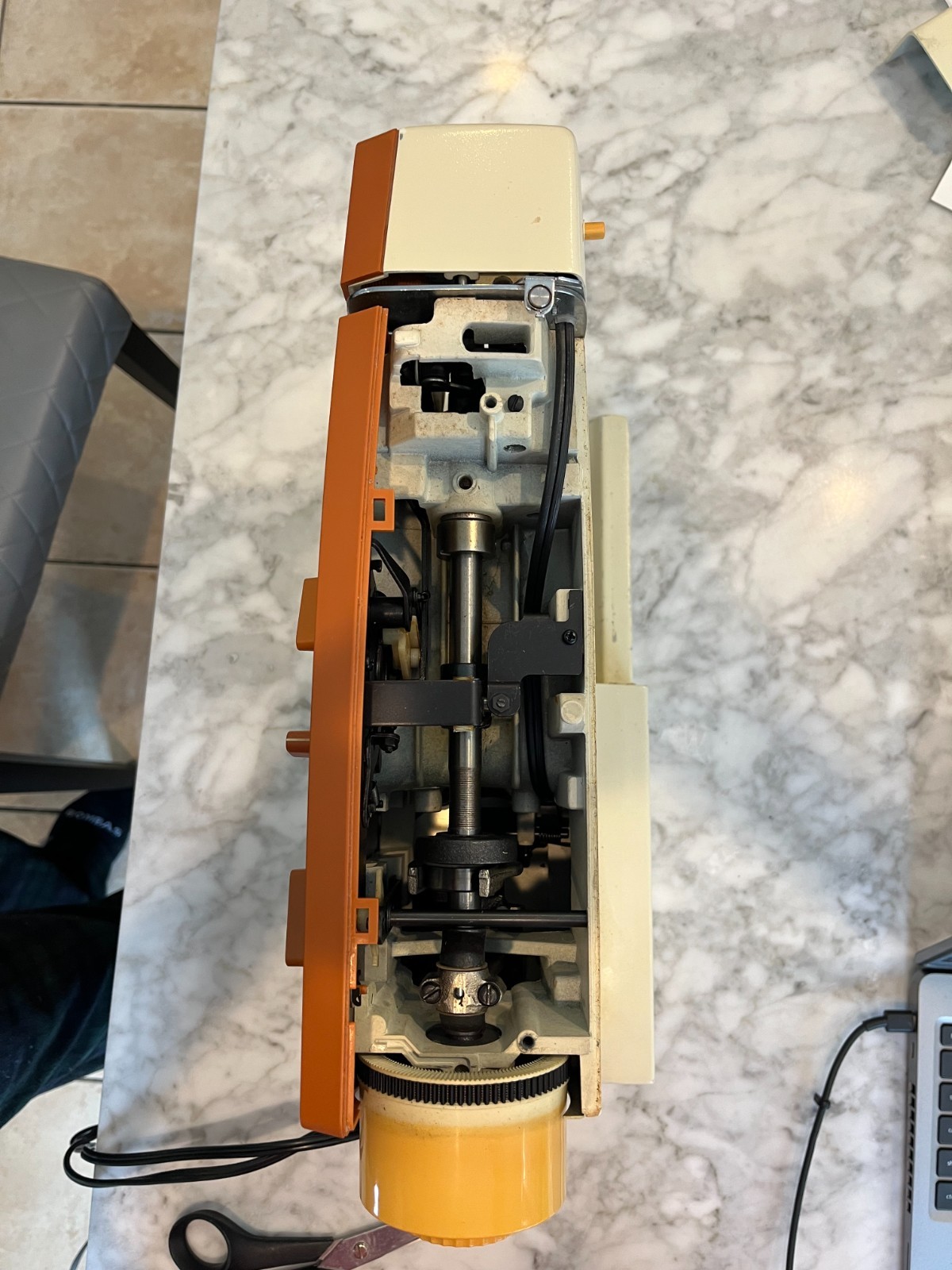 Singer 5522 Heavy Duty Sewing Machine with Foot Pedal