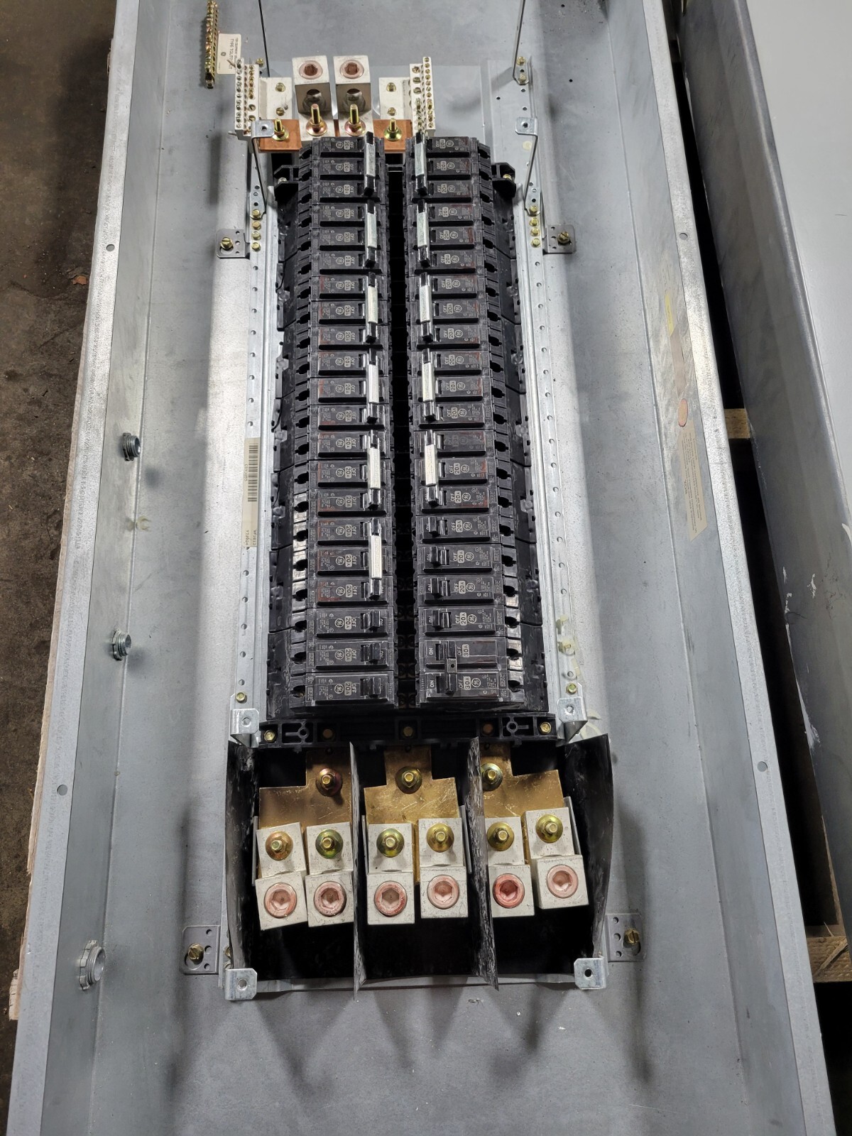 General Electric A-Series Lighting Panelboard 400A 120/208V 3P 3PH 4W 42 Circuit