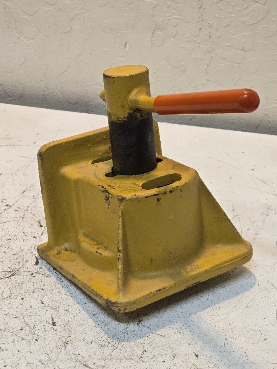Blair Retractable Twist Lock 151 | 2022 | 6″x6″