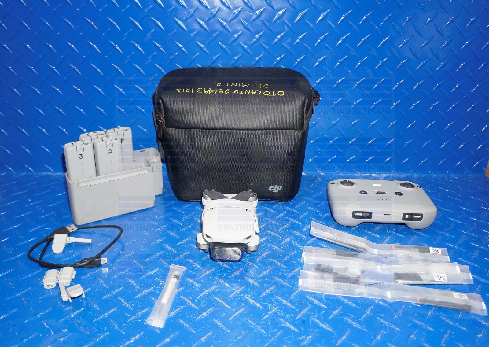 DJI MINI 2 FLY COMBO 2 W/ 5 BATTERIES! EXCELLENT MINT CONDITION! NO TARIFFS USA!