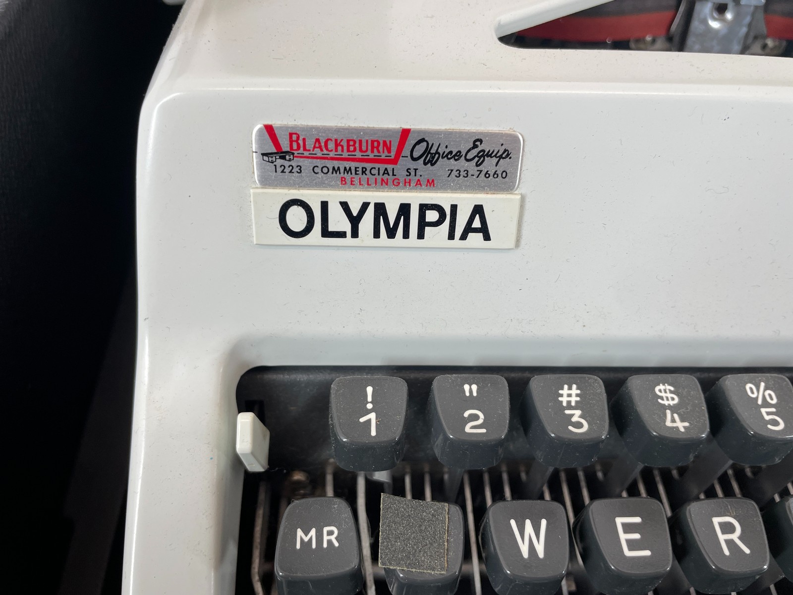 Vintage 1971 SM9 Olympia De Luxe Portable Manual Typewriter with Case WORKS