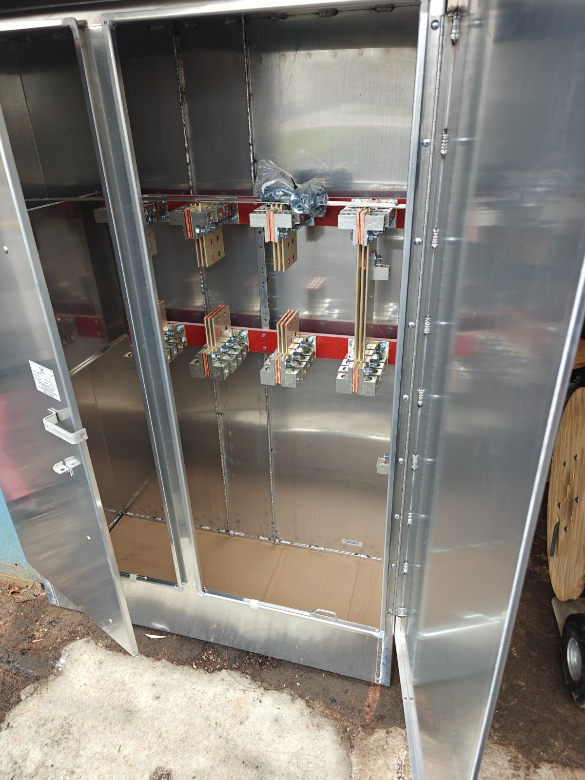 3000a 3ph 4w Alum. termination junction cabinet 2 door Milbank ALIM-3034PM 250v