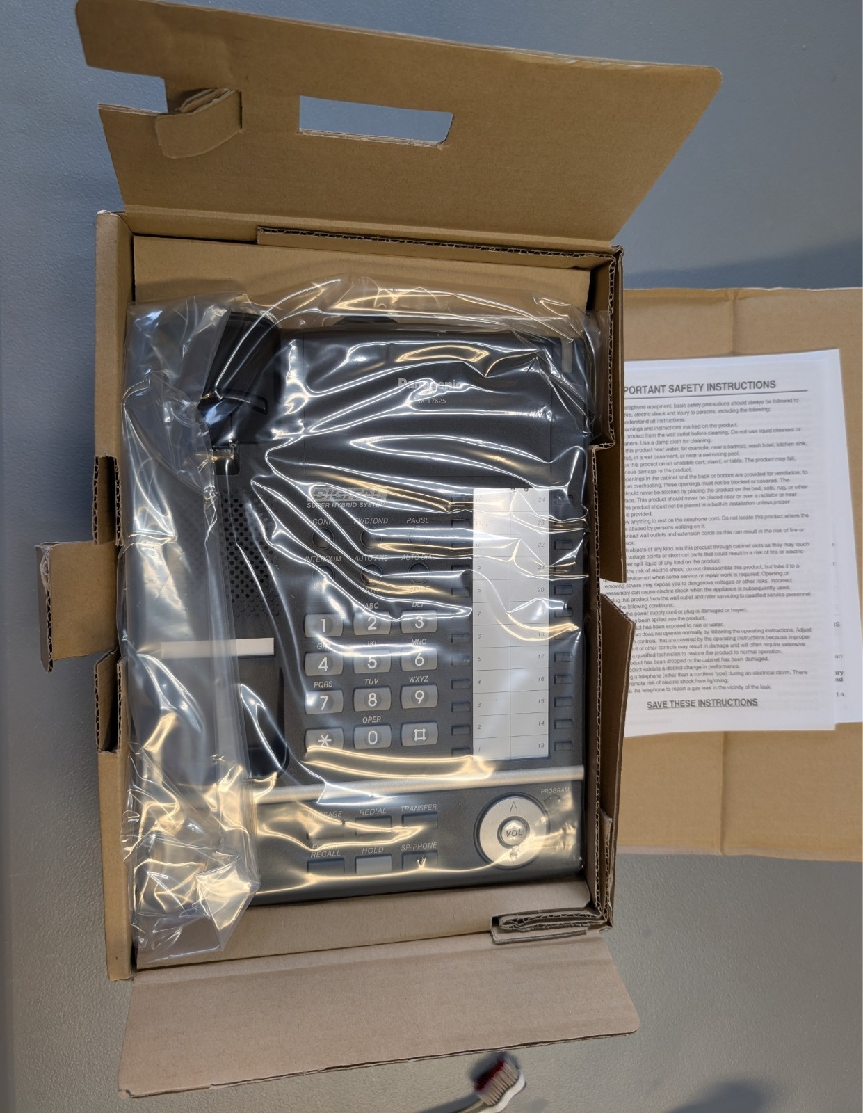 Panasonic KX-TDA50 phone system includes KX-TVA50 VM and 10 phones-EXCELLENT