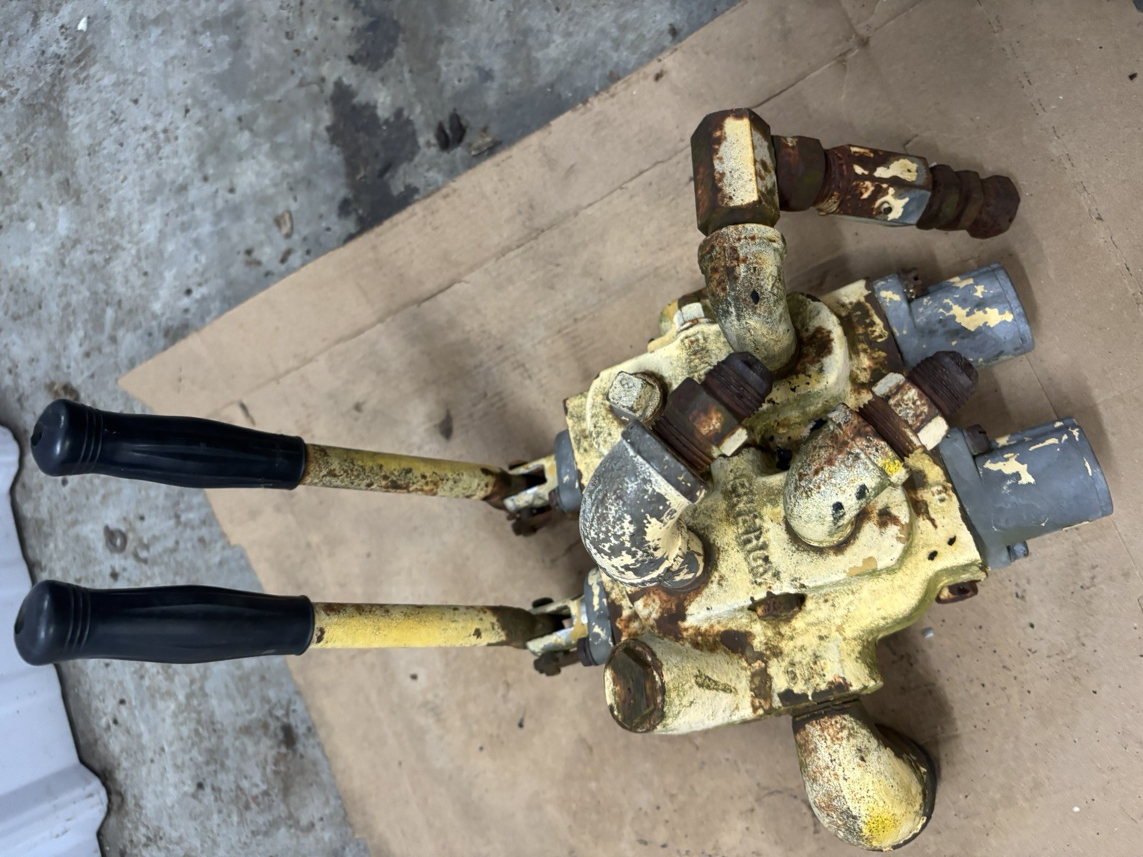 VINTAGE MASSEY HARRIS FERGUSON 50 TRACTOR -FRONT LOADER HYDRAULIC VALVE