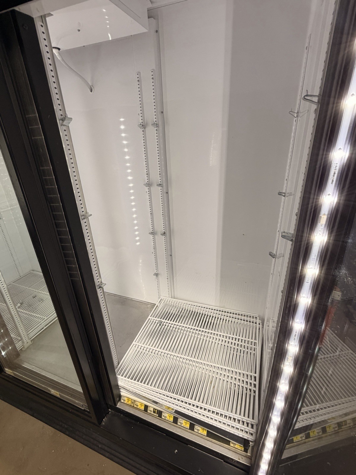 GDM-72-HC~TSL01 Refrigerated Merchandiser 3-Door White 2021 Model