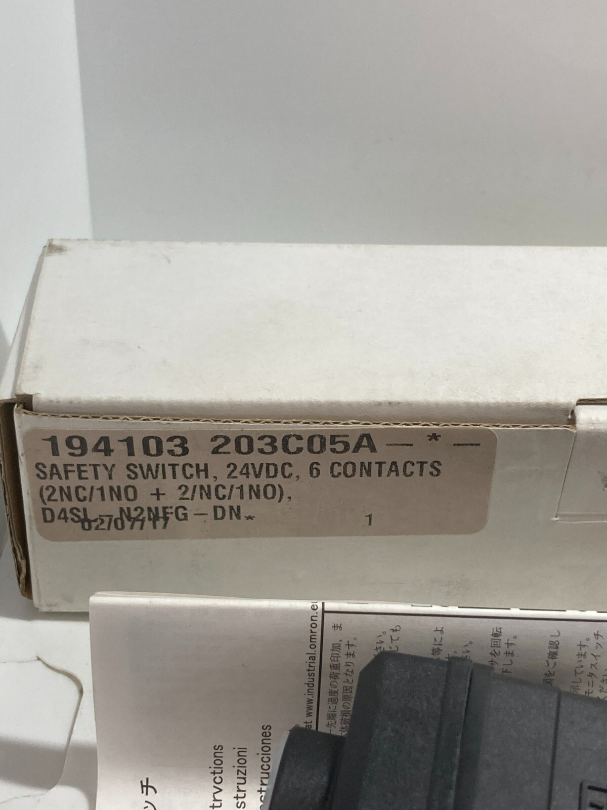 OMRON D4SI-N2NFG-DN SAFETY DOOR SWITCH 24VDC LED INDICATOR 2NC/1NO NIB