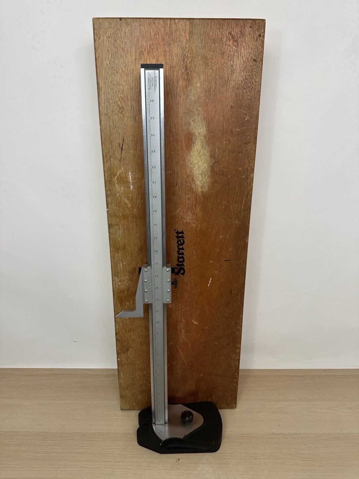 LS STARRETT #254 MASTER VERNIER HEIGHT GAGE W/ WOOD BOX: 0-26″ RANGE MEASUREMENT