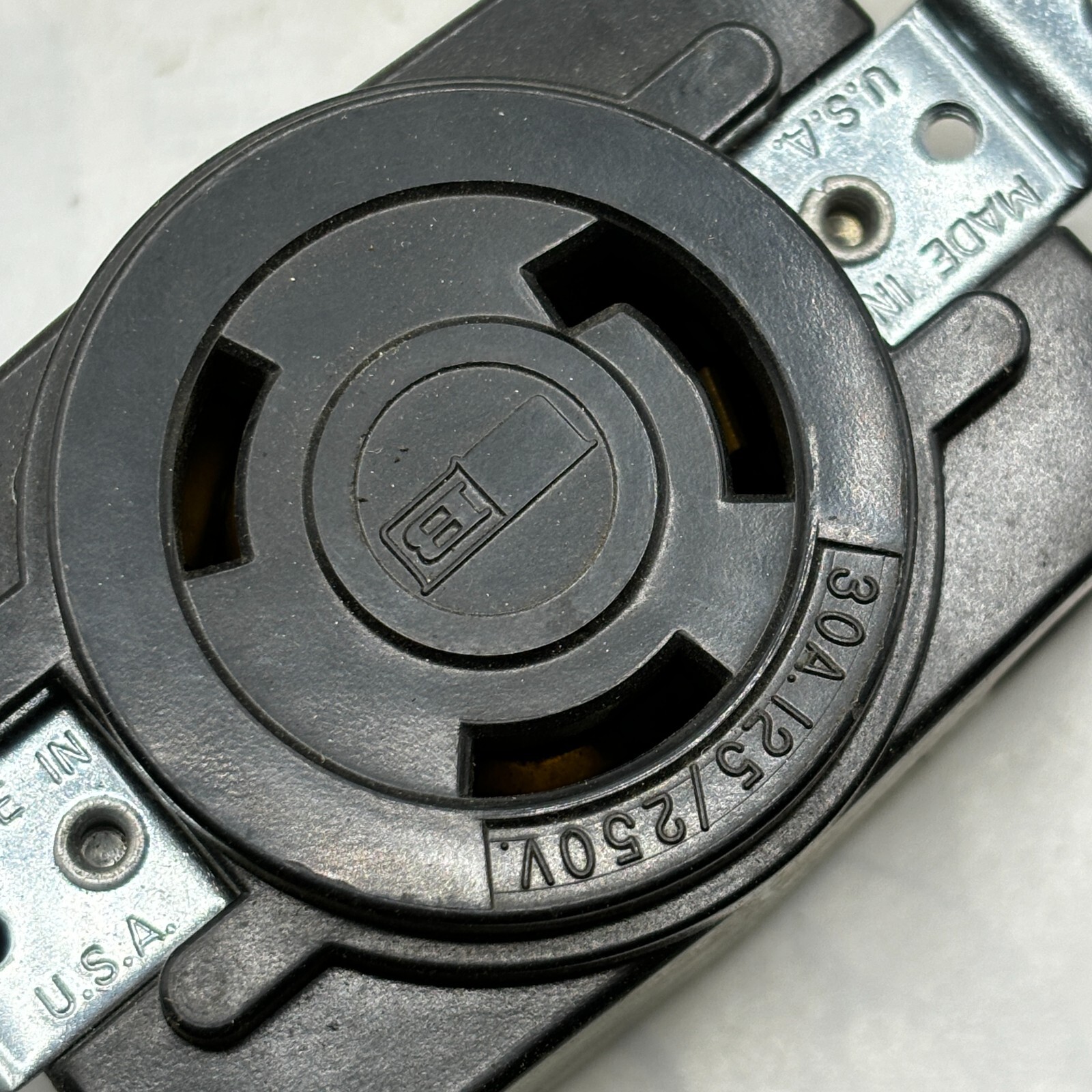 BRYANT 71030-FR BLACK WIRE LOCKING RECEPTACLE 3-POLE 3 WIRE 30A QTY:1 🎯