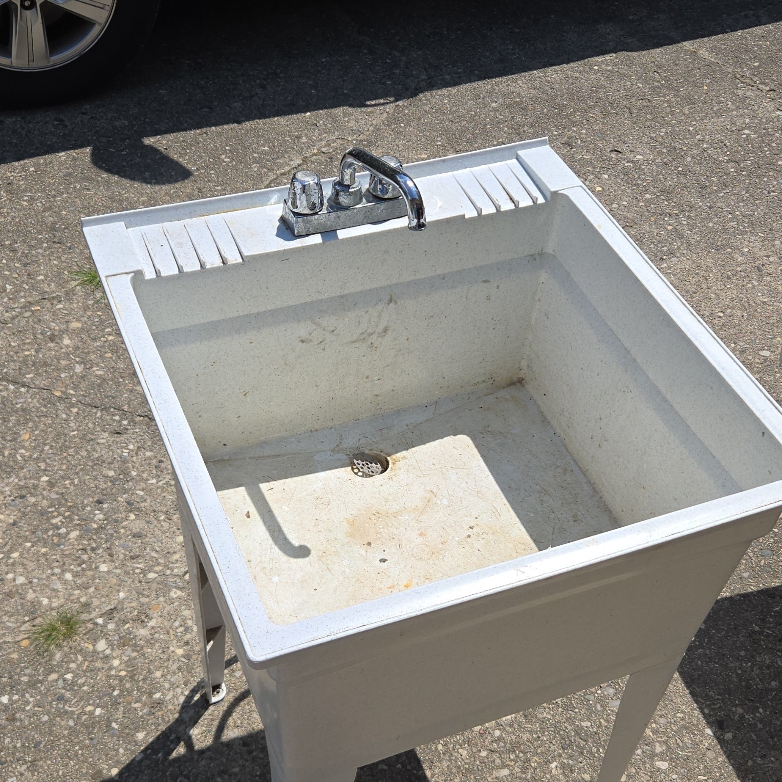 Freestanding 1-Compartment Mop Sink on Legs, White, Faucet Included