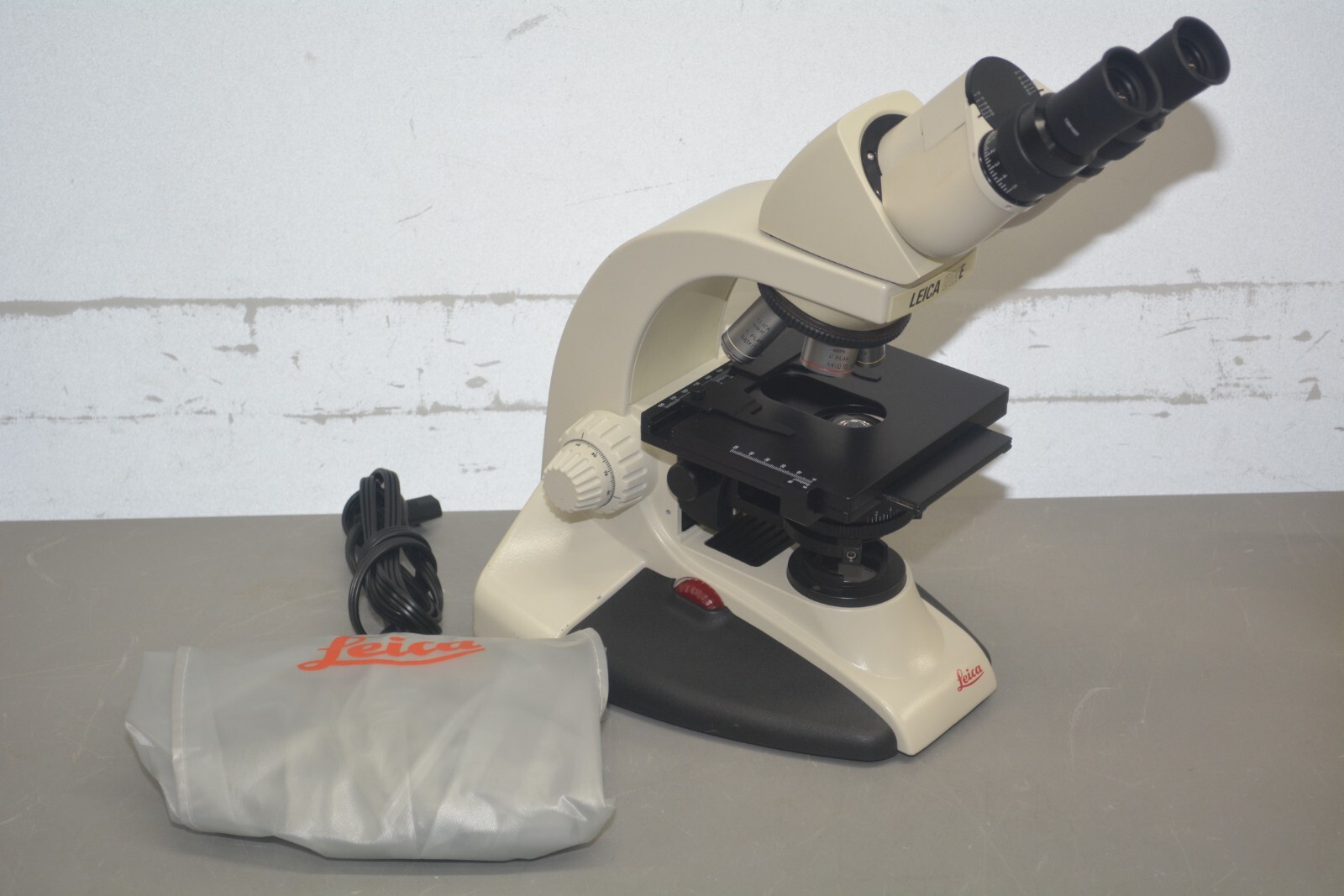 ^ Leica DME Upright Compound Microscope w/ 4x 10x 40x 100x Objectives #X1100