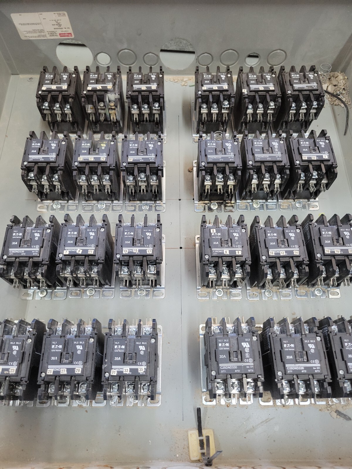 EATON C25DND330A DEFINITE PURPOSE CONTACTOR 120v Coil AC 50/60HZ – 3-POLE