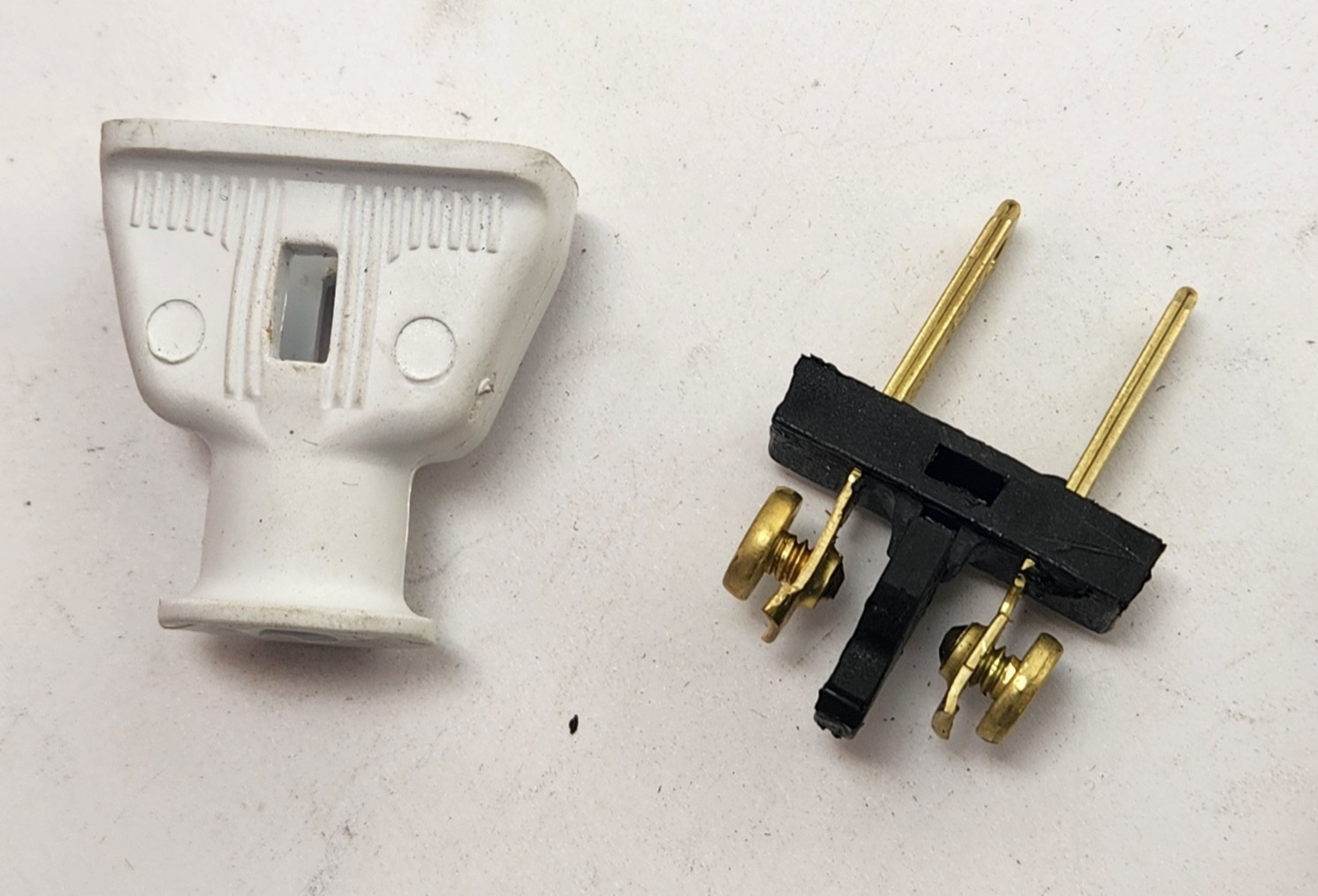 10 pc Cooper SA840W White Plug w/Cord Clip 15A Non-Polarized 1-15P Non-Grounding