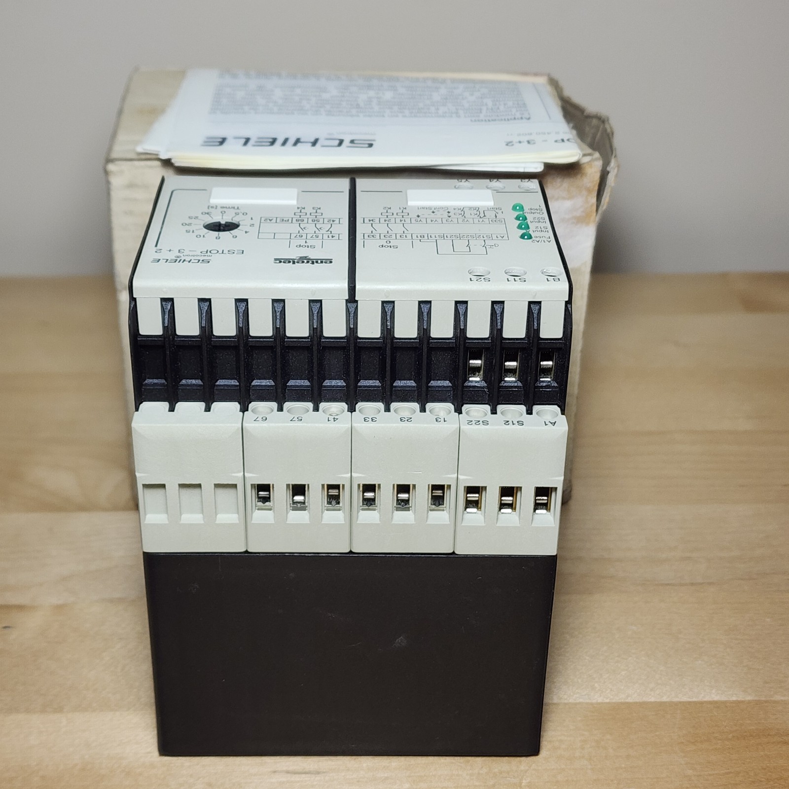 Entrelec Schiele ESTOP-3+2 2.450.802.10 Safety Relay Monitor 115VAC