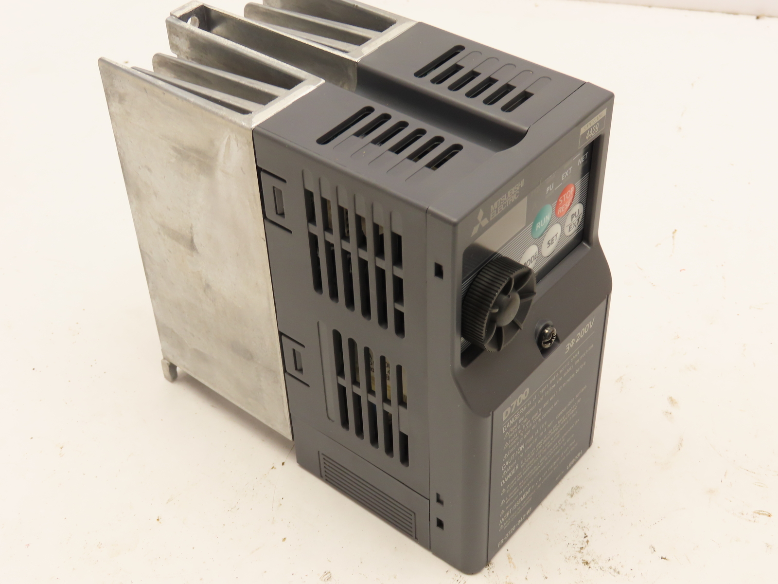 Mitsubishi Electric D700 FR-D720-042-W1 VFD AC Drive Inverter 3PH 200-240V 1HP