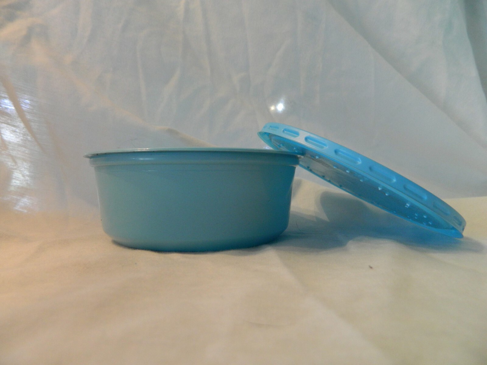 BLUE PLASTIC BAIT CUP WITH VENTED LID FREE SHIPPING MULTIPLY SIZES AND CT.