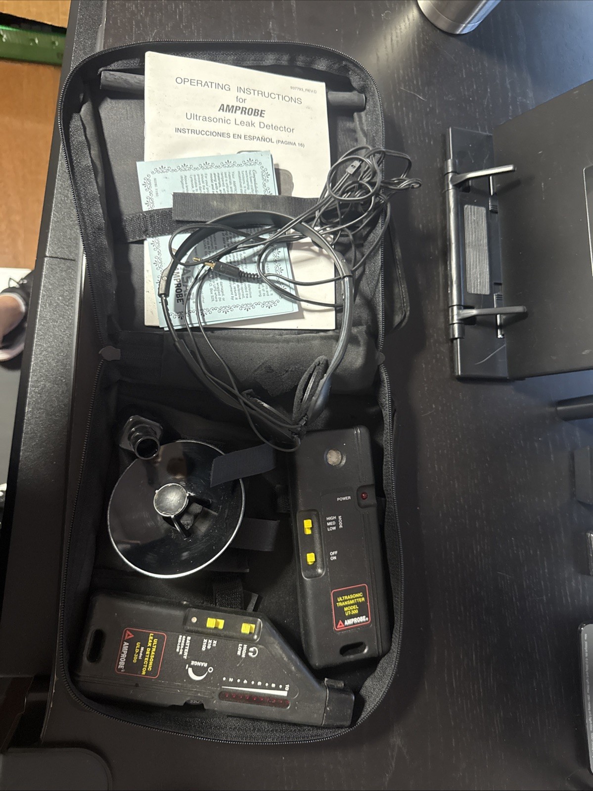 Amprobe ULD300/UT300 Ultrasonic Leak Detector With Carrying Case