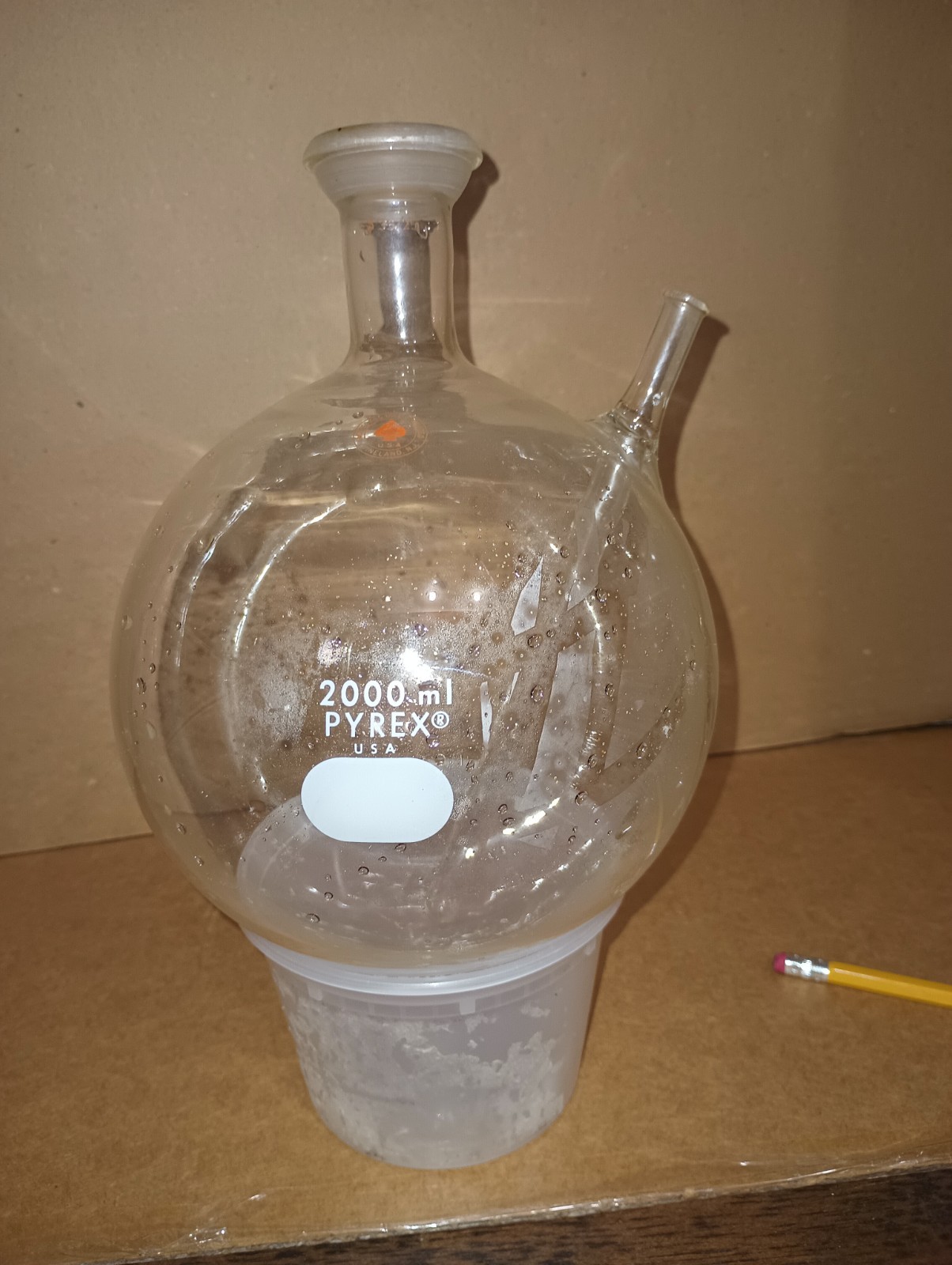 PYREX 2000 ML ROUND BOTTOM FLASK WITH THERMOMETER WELL