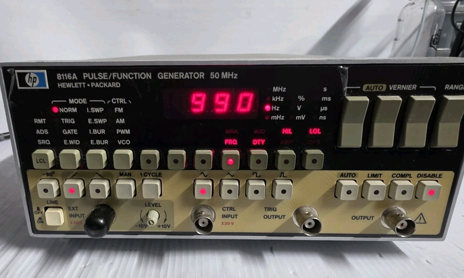 Working Hewlett Packard 8116A 50 MHz Pulse/Function Generator