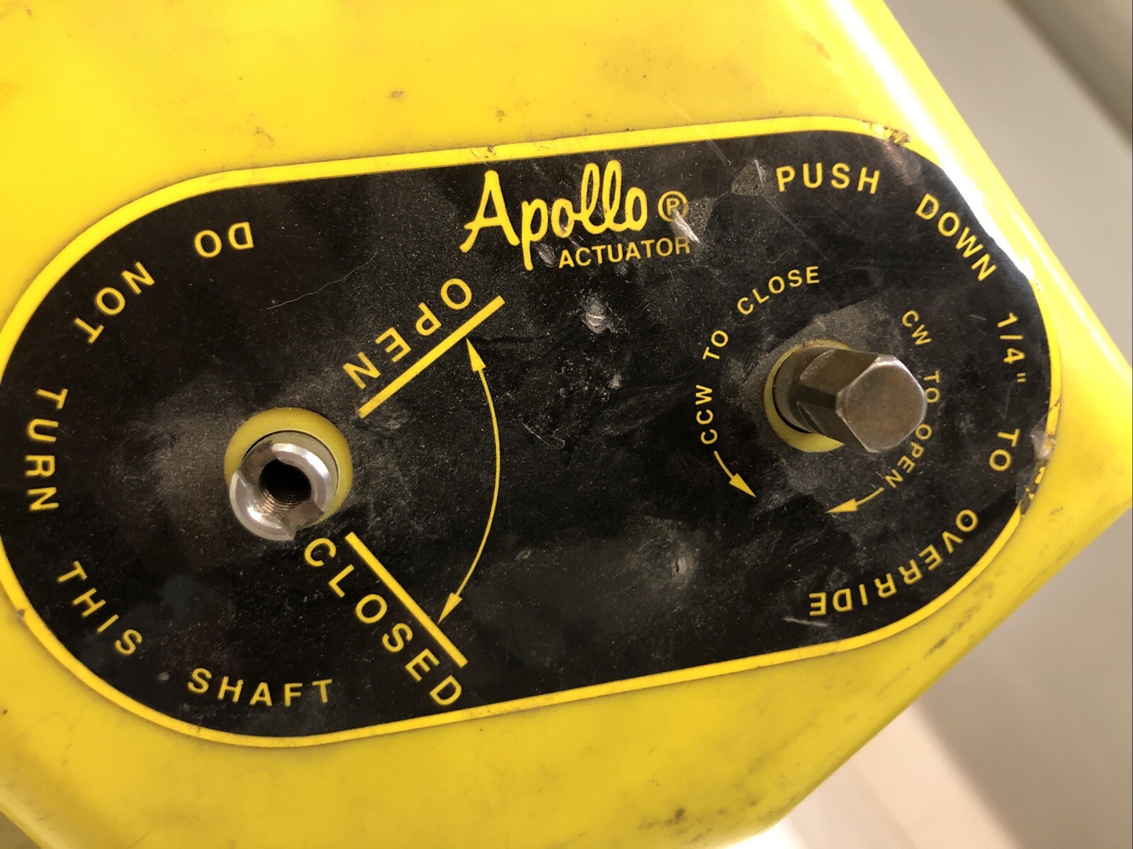1 USED APOLLO ACTUATOR AE40010, 24VDC NEMA 4,TORQUE 400 IN-LBS, 1.38 AMPS