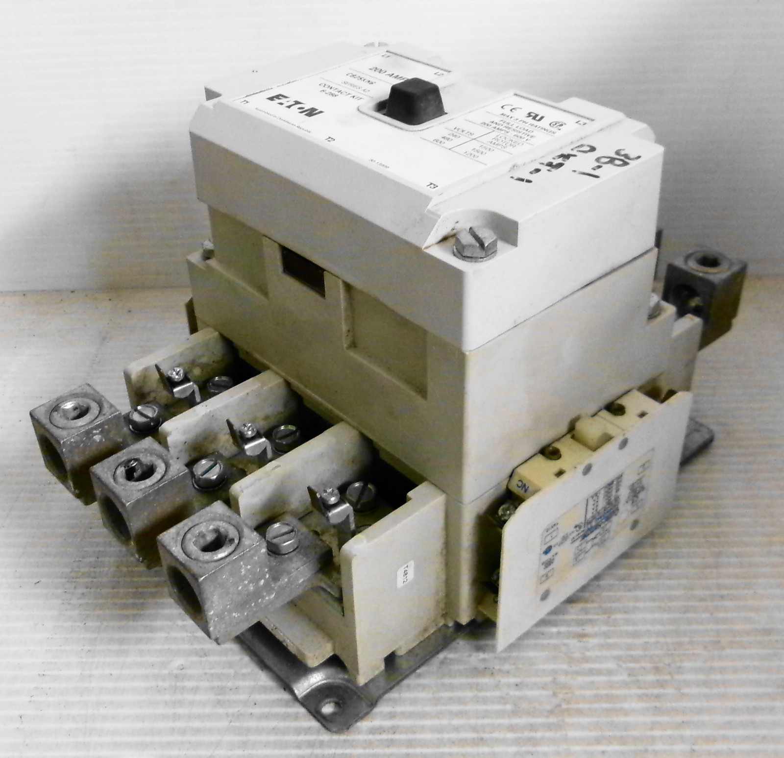 Cutler-Hammer C825KN6 Contactor 200A 600V 3Φ 3P 110/120 50/60Hz Coil