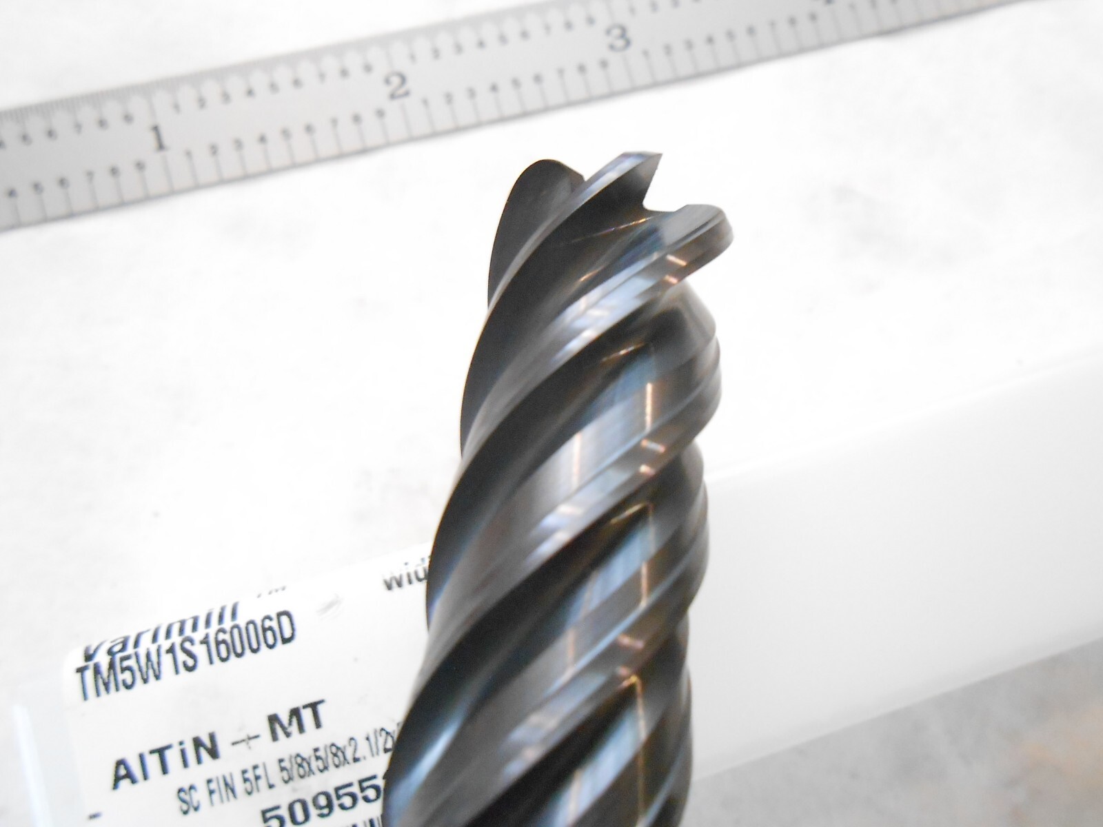 NEW WIDIA 5/8″ DIA X 2-1/2″ LOC X 5-1/4 OAL X .09″ CR 5FL NON-CC CARBIDE ENDMILL