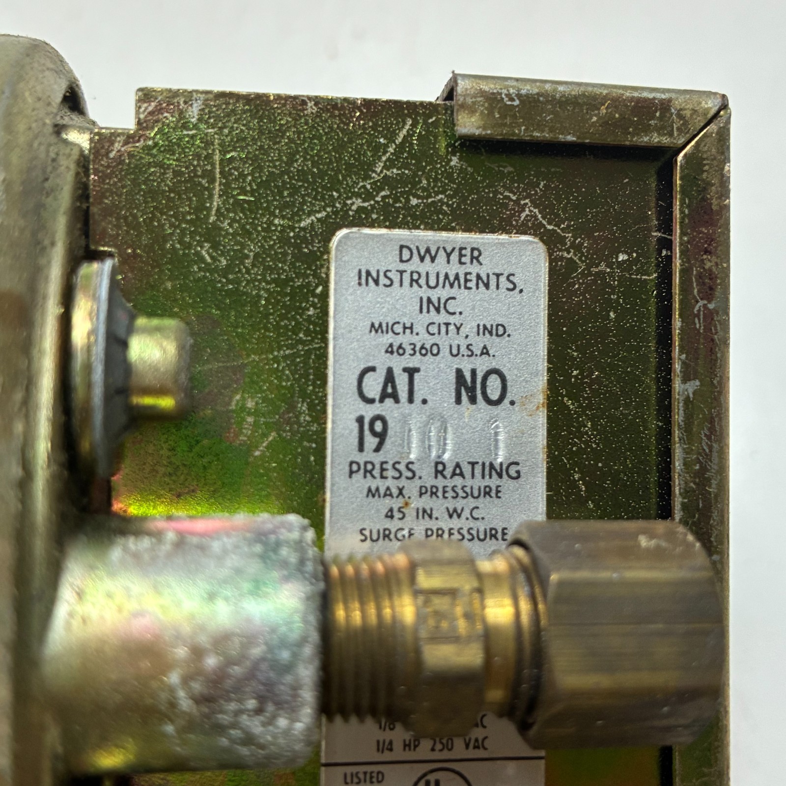 DWYER 1910-1 Low Differential Pressure Switch 0.40″-2.4″