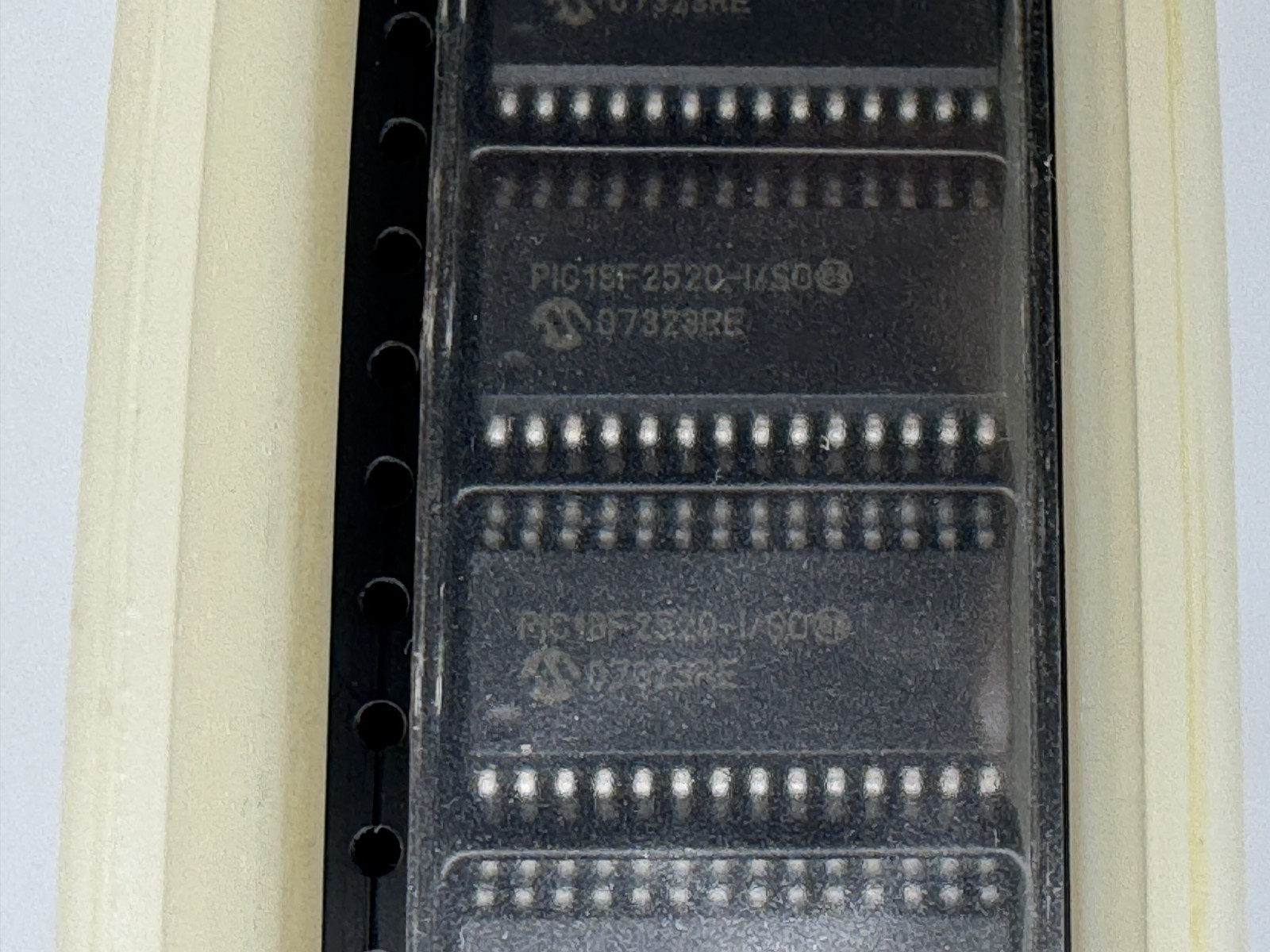 LOT OF 1600 PIC18F2520T-I/SO MICROCHIP MCU 8-bit RISC 32KB Flash WSOIC-28 DC:07+
