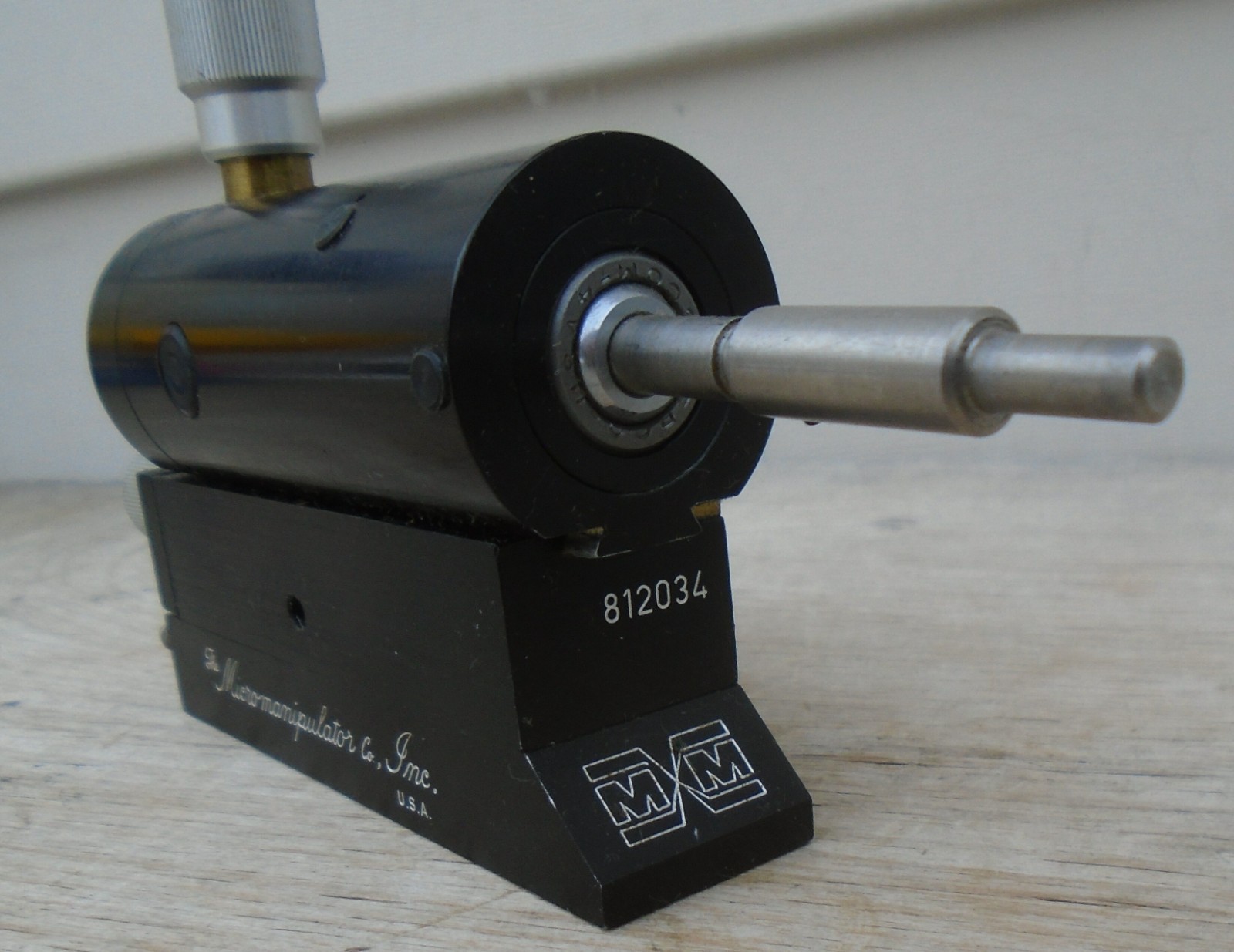 THE MICROMANIPULATOR MANUAL PROBE POSITIONER MM 450?