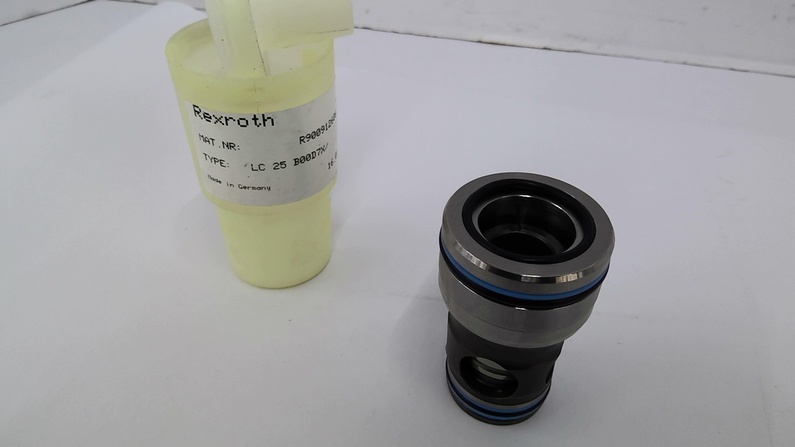 Rexroth R900912606 Hydraulic Cartridge Valve OAL 2-7/8″ OAW 2-3/4″ X 1-1/4″