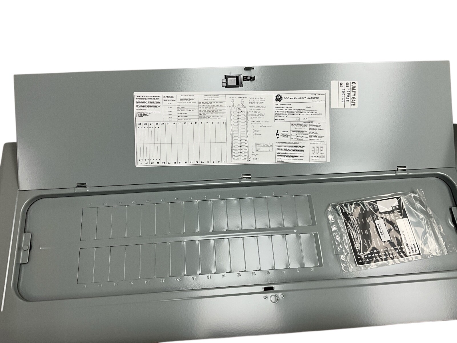 TM3215CCU Surface Mount/Flush Main Breaker Indoor Enclosure 150 Amp 32-Circuit
