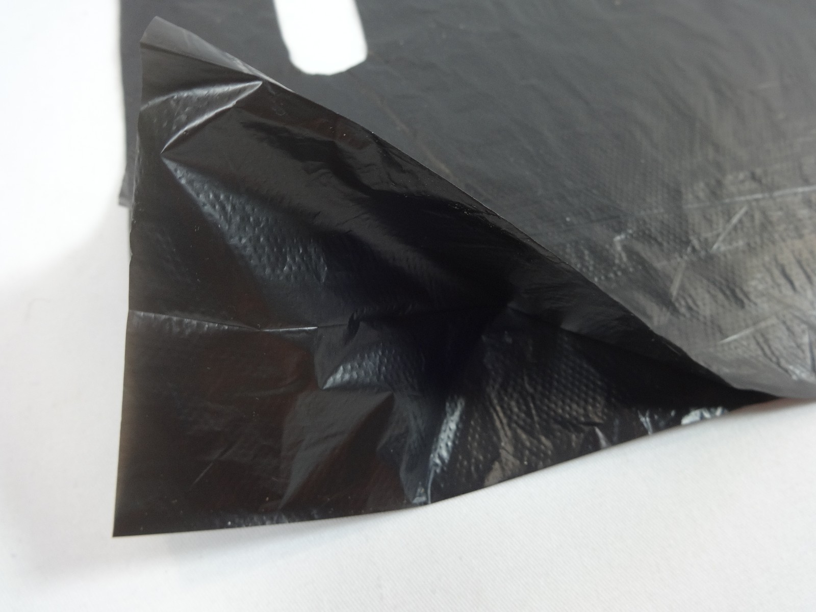 500 Qty. 12″ x 3″ x 18″ Black High-Density Plastic Merchandise Bag w / Handle