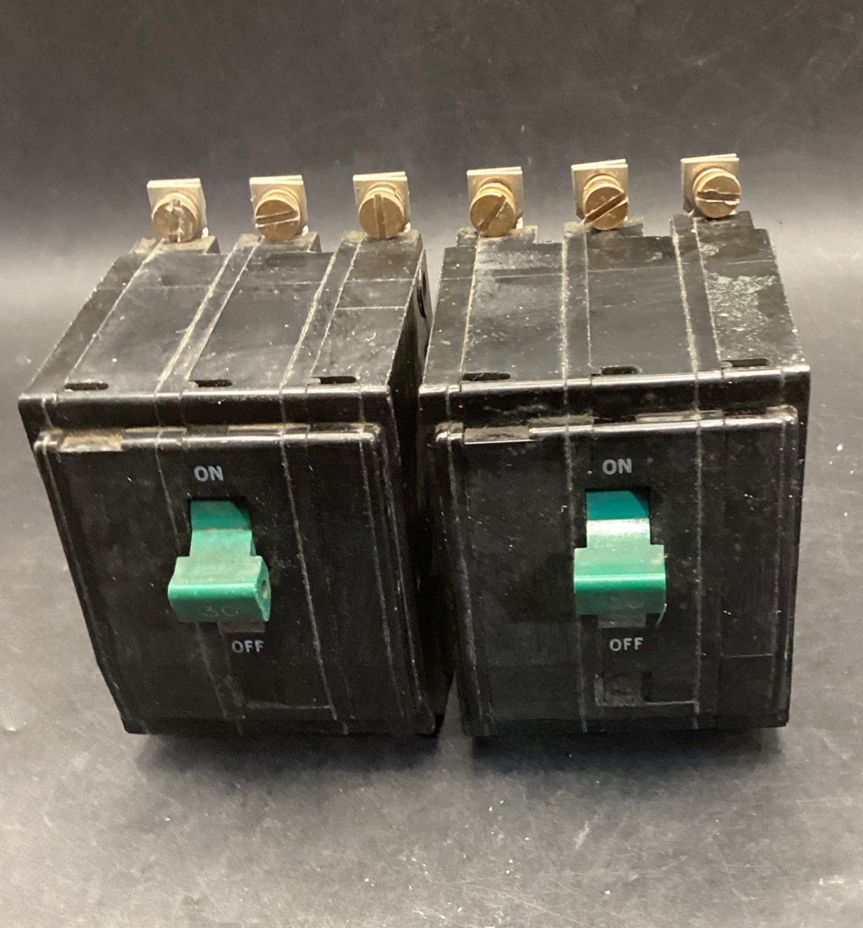 Lot Of 2 Square D Q0B330 30Amp 3 Pole 240v Circuit Breaker Used