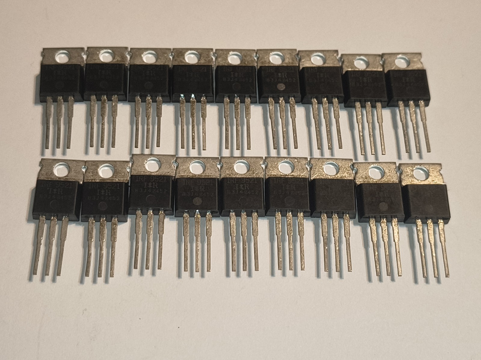 Lot of 18 NOS IRF9521 P-channel Power MOSFET Transistor TO-220 Original IR Logo