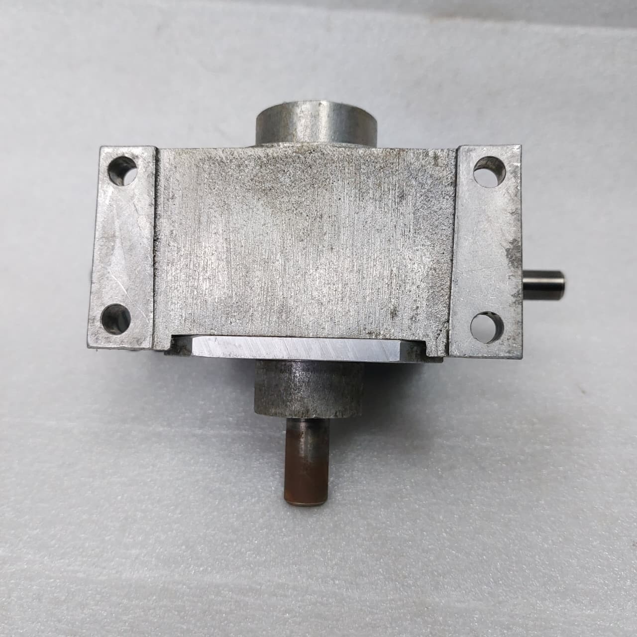 GEAR BOX (SPEED REDUCER) GEAR RATIO 17/1 .. IN SHAFT SIZE 10. MM OUTPUT 12.MM