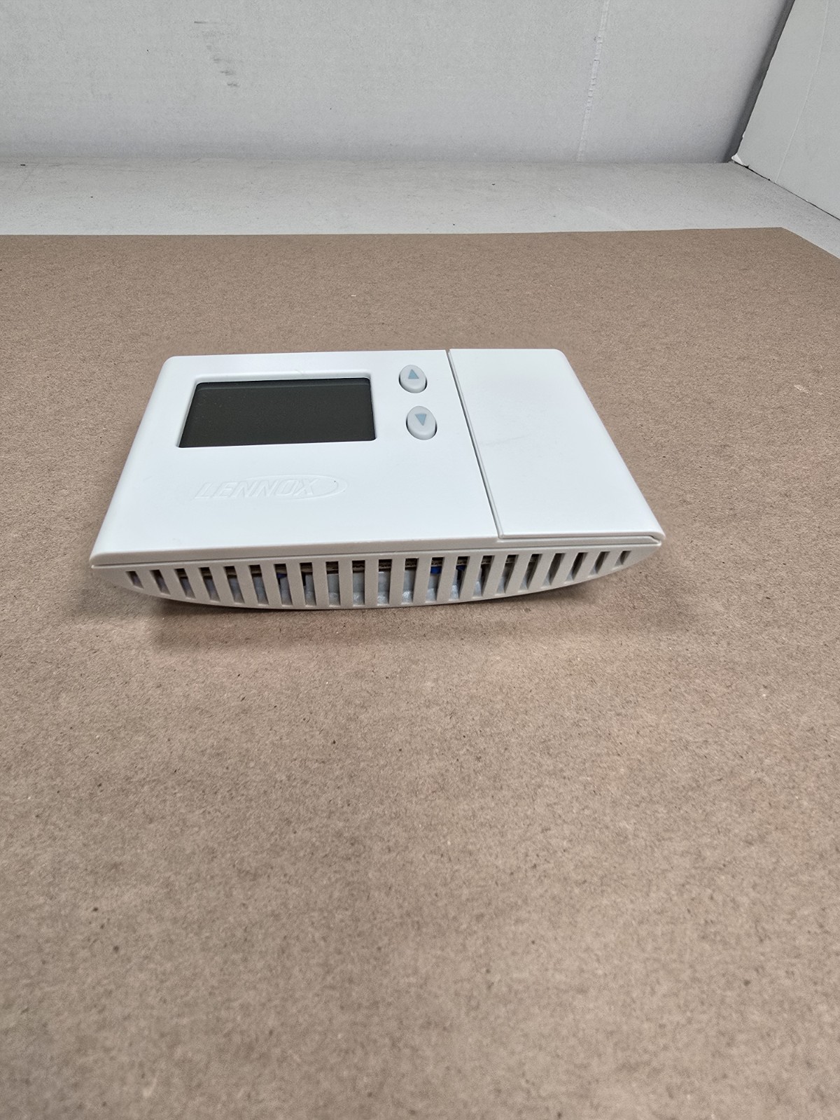 LENNOX 51M33 NON-PROGRAMMABLE, HEAT PUMP, 2H/1C, THERMOSTAT White Pre-owned